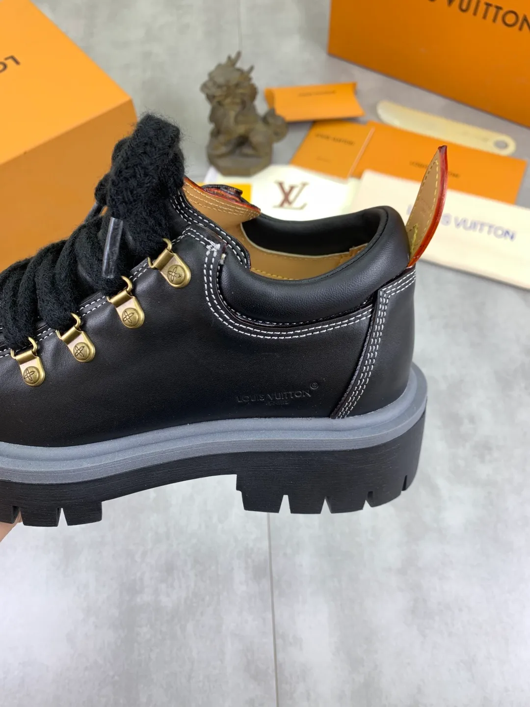 Men's shoes 💰P680 new LV | Louis Vuitton 🧡💚2025 autumn and winter new models, top version ⚠️ The counter features the latest LV REMIX lace-up mountaineering derby shoes, new hard goods 🆕 ❥BS purchasing level! Full of high-end feel! A popular model among bloggers at home and abroad, it’s retro and fashionable, and looks stunning on your feet! Mainly recommended models on the official website★ ━━━━━ ЅᏇєєt ━━━━━ ▪️Upper: top-grade first-layer cowhide ▪️Lining: imported sheepskin ▪️Outsole: original open-molded TPU non-slip outsole ▪️Sole height: 3.5cm ▪️Shoe size: Women 35-41 (41 customization is not returnable) Male 39-45 (46 customized, non-refundable)